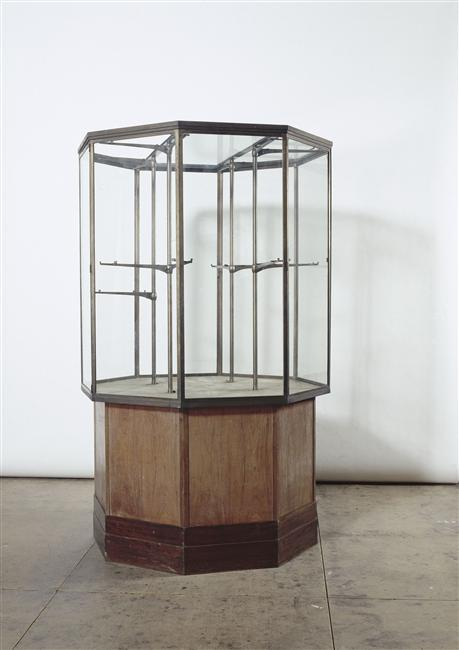 Vitrine octogonale sur pied, 2003